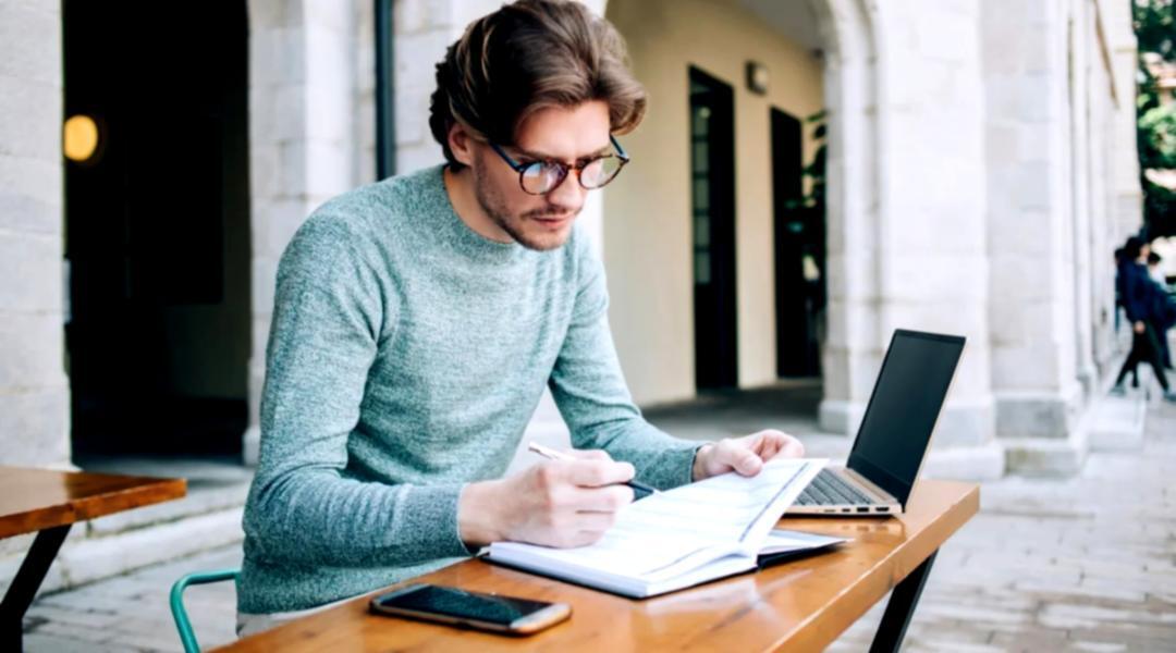 Professionnels en pleine réflexion lors d'un atelier de développement personnel