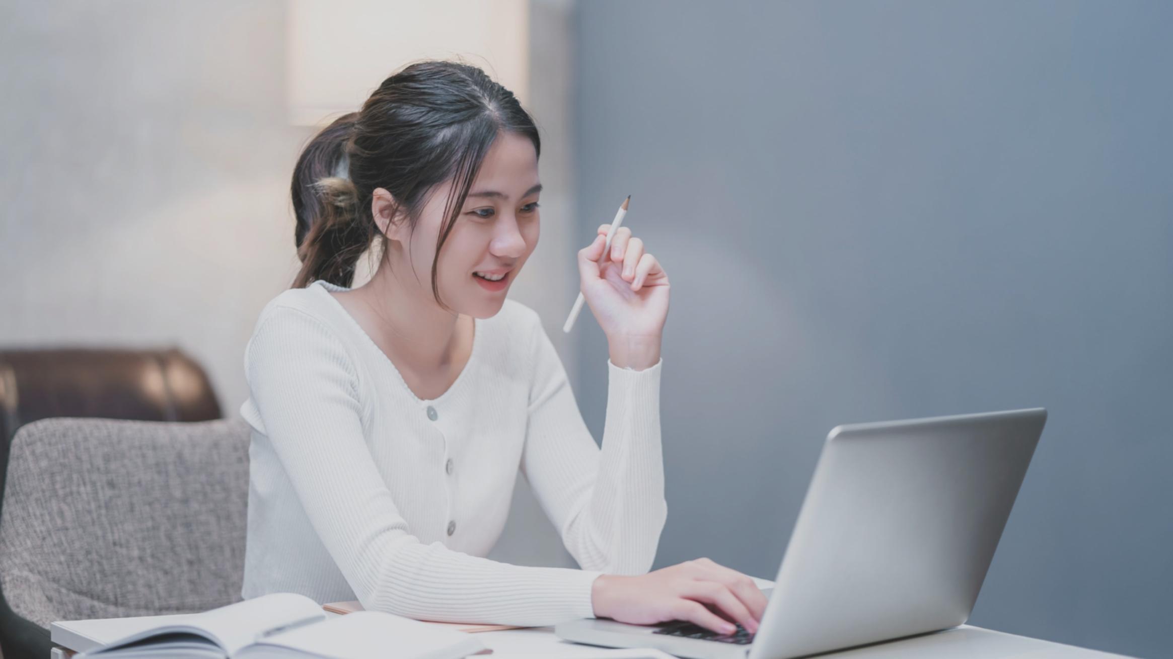 Participant explorant les techniques d'intelligence émotionnelle lors d'une session pratique